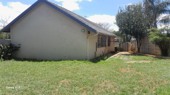 Three-bedroom house with pool, flatlet, and close to amenities in Birchleigh. To Rent.