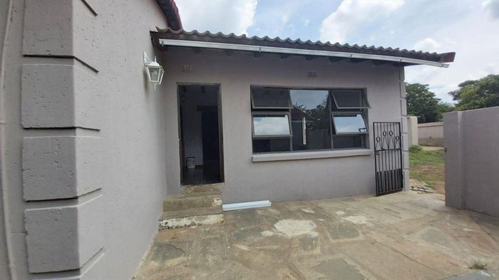 For Sale: House in Birchleigh North with 3 bedrooms, garage, and garden.