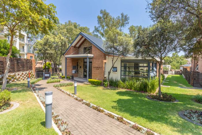 Kyalami Hills House To Rent: 2 bedrooms, balcony, gym, pool, secure complex.