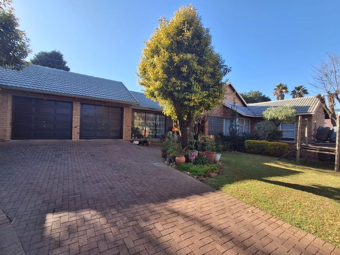 Glenvista House For Sale: Entertainer's dream with pool, bar, and study.