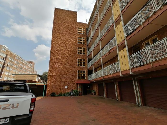 Spacious 3-bedroom apartment for sale in Pretoria North, near amenities and schools.