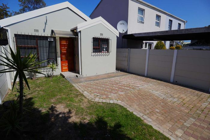 Property #2403181, Townhouse For Sale in Bonny Brook