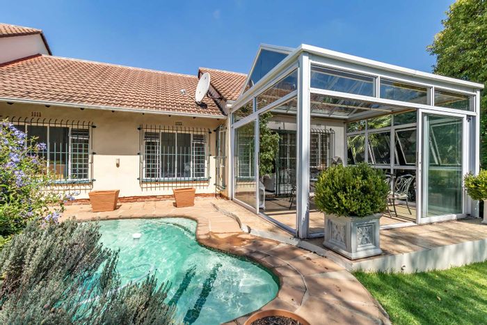 Rivonia Cluster To Rent: Garden, plunge pool, separate accommodation, excellent security.