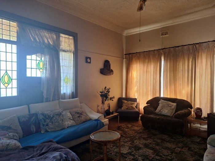 Primrose House For Sale: 3 bedrooms, income potential, garage, and spacious garden.