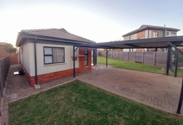 House For Sale in Lotus Gardens: 3 bedrooms, security estate, landscaped garden, fibre Wi-Fi.