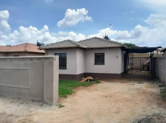 3-Bedroom House in Windmill Park with prepaid electricity and fibre internet. To Rent.