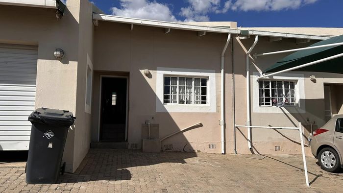 Kleine Kuppe Townhouse For Sale: 3 beds, garage, garden, near amenities.