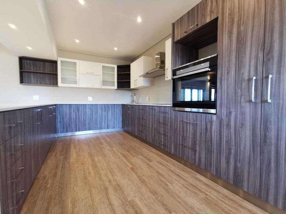 FLAT OPEN-PLAN KITCHEN 