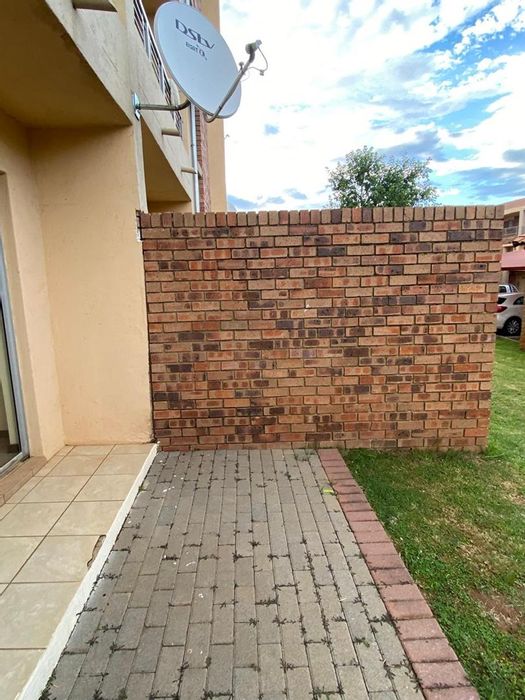 2-Bedroom Apartment To Rent in The Orchards with garage, near shopping and healthcare.