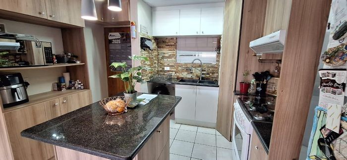 3-Bedroom Townhouse for Sale in Verwoerdpark with Pool and Play Area Access.