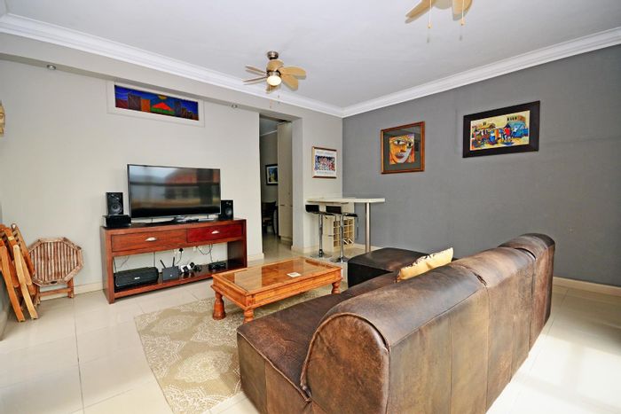 Sea Point Apartment to Rent: Furnished, Spacious Terrace, Jacuzzi, Stunning Views!