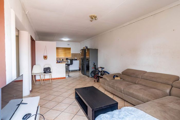 For Sale: Apartment in Winchester Hills with panoramic views, pool, and secure parking.