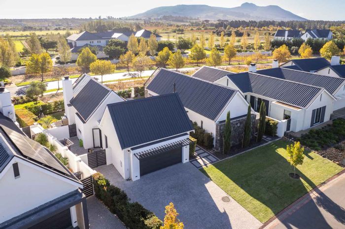 House To Rent in Val De Vie Estate: 3 en-suite bedrooms, pool, mountain views.