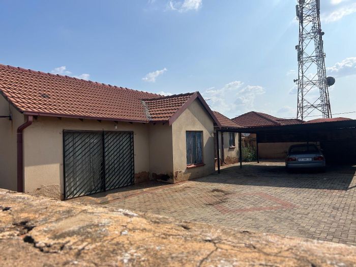For Sale: House in Soshanguve Ext with 3 bedrooms, parking, and nearby schools.