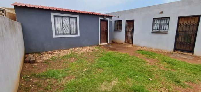For Sale: House in Rondebult with 5 Tenanted Rooms, Rental Income Potential.