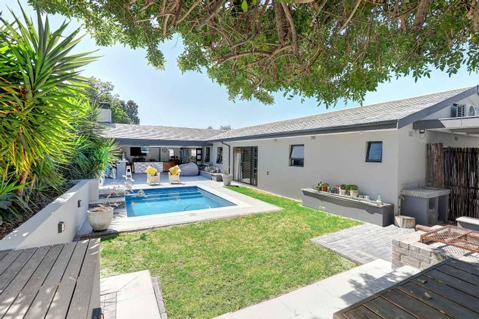 For Sale: House in Stellenryk with pool, entertainment area, and 1-bed apartment.