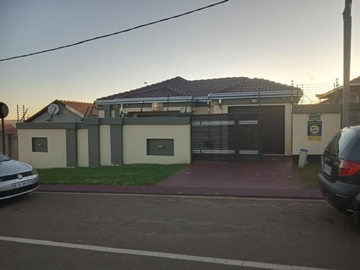 House for Sale in Lenasia South: 3 Bedrooms, garage for 3 vehicles, secure area.