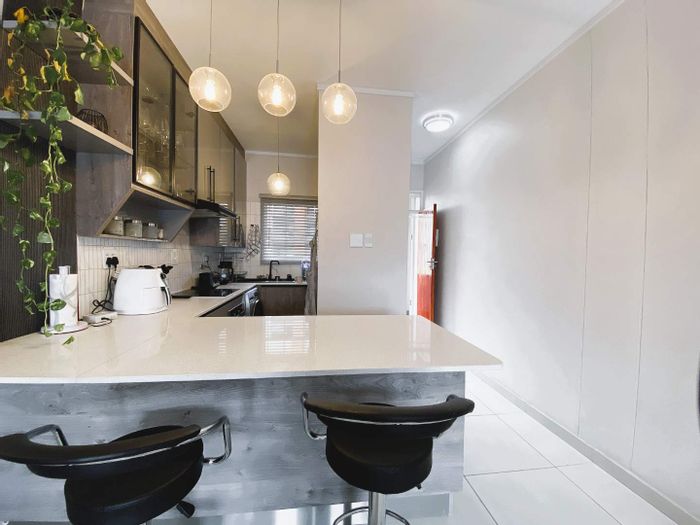 2-Bedroom Apartment To Rent in Waterkloof Glen, near Menlyn Shopping Centre.