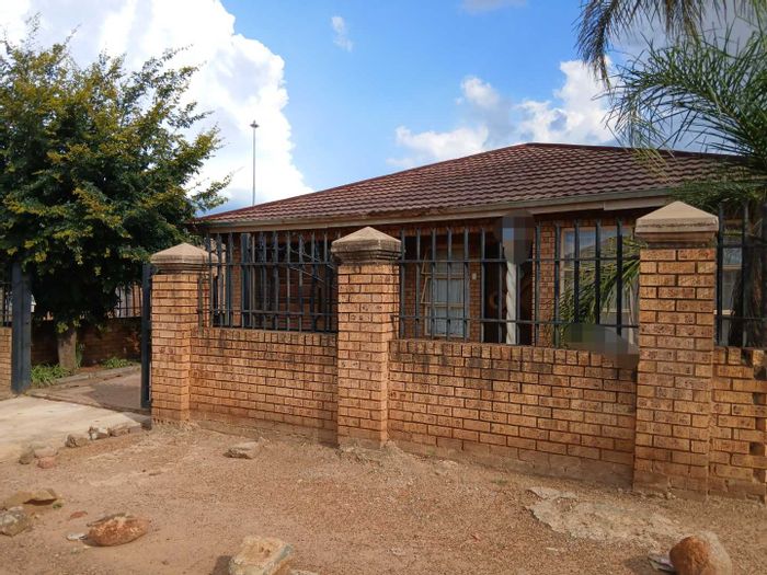 Spacious 3-bedroom house in Mamelodi East, for sale with large yard and parking.