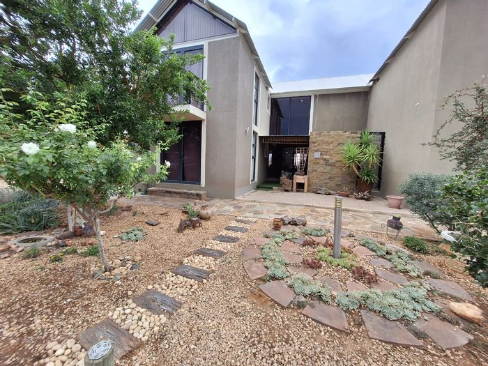 For Sale: House in Omeya Golf Estate, 3 beds, 3.5 baths, golf perks.