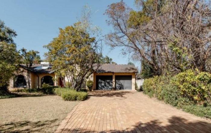 Property #2198529, House rental monthly in Douglasdale