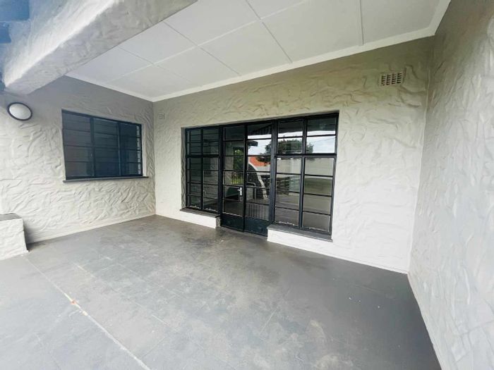 Cluster in Athlone To Rent: Open-plan layout, built-in storage, private patio.