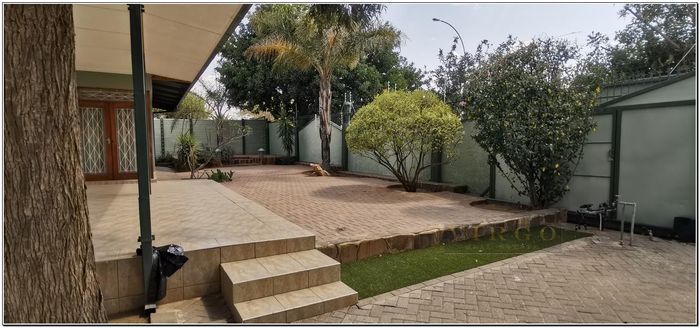 Spacious 5-Bedroom House with Flat, Entertainment Area, and Security in Pioniers Park To Rent.