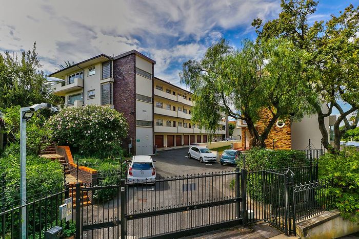 Tamboerskloof Apartment For Sale: 1 Bed, Secure Parking, Renovation Opportunity, Scenic Views.