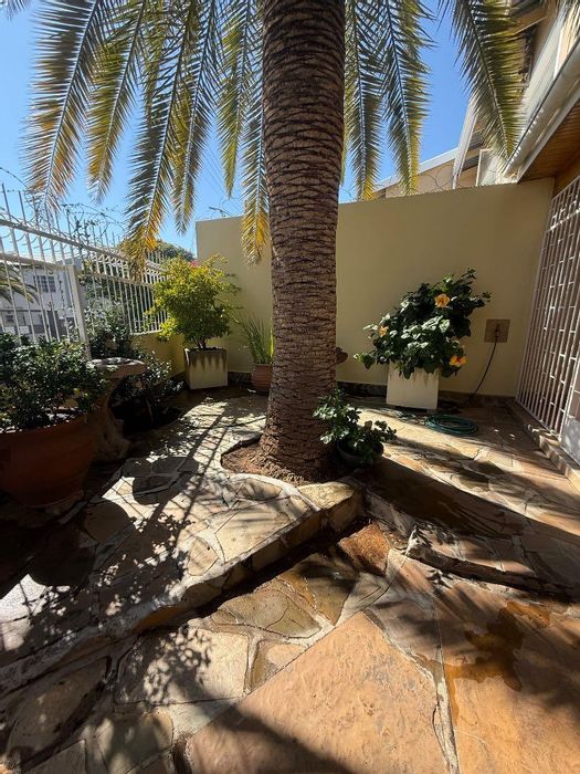 Eros Townhouse For Sale: 3 bedrooms, renovated, pet-friendly, close to amenities.