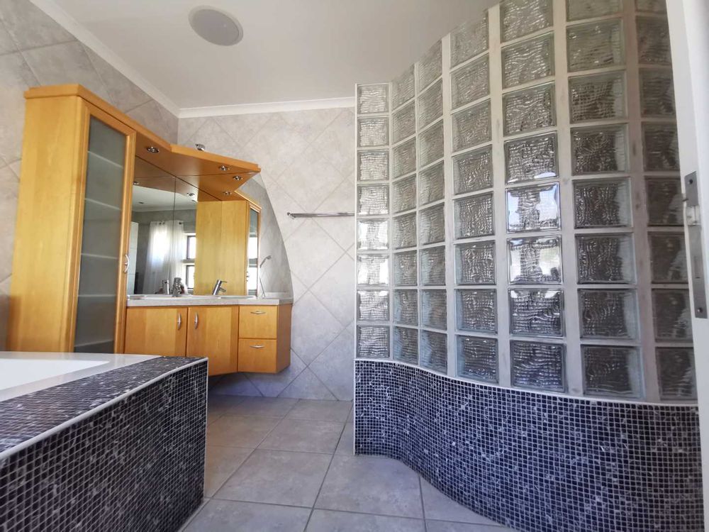 MAIN BEDROOM - FULL EN-SUITE 