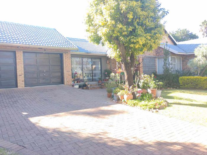 Glenvista House For Sale: 4 Bedrooms, Pool, Double Garage, Spacious Living Areas.