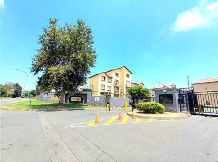 3-Bedroom Townhouse For Sale in Ormonde with garden, security, and parking.