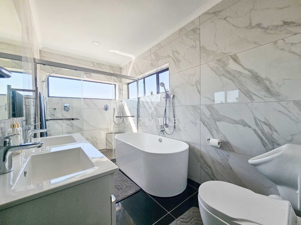 84 - Bathroom with bade toilet, urinal, double basin, bath and shower