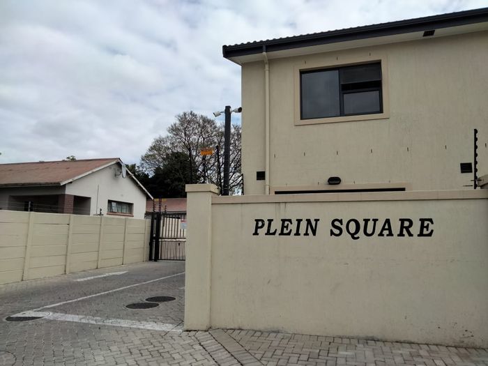 Paarl Central Apartment To Rent: Open plan living, pre-paid utilities, secure access.