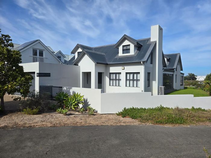For Sale: House in Grotto Bay Central with 4 bedrooms, entertainment areas, and security.