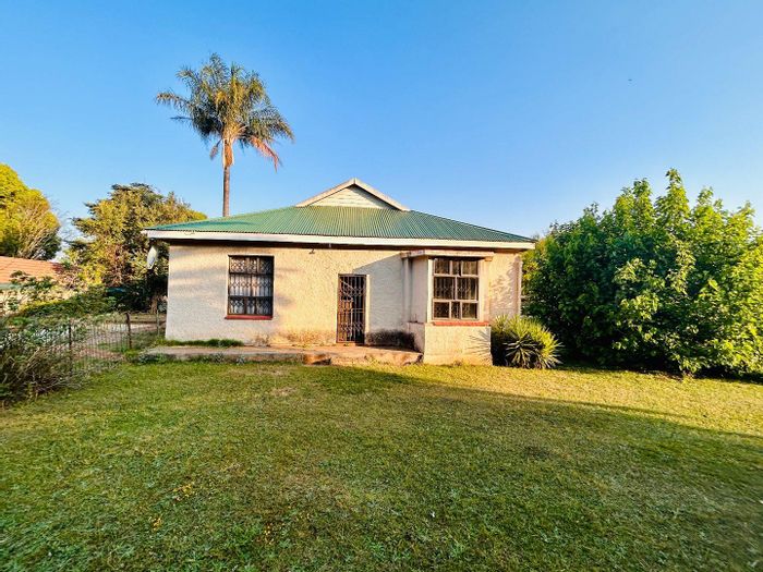 For Sale: House in Vryheid Central with pool, garage, and multiple units.