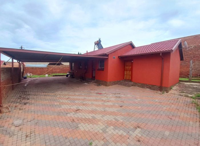 For Sale: House in Atteridgeville with 3 bedrooms, paved yard, and secure parking.