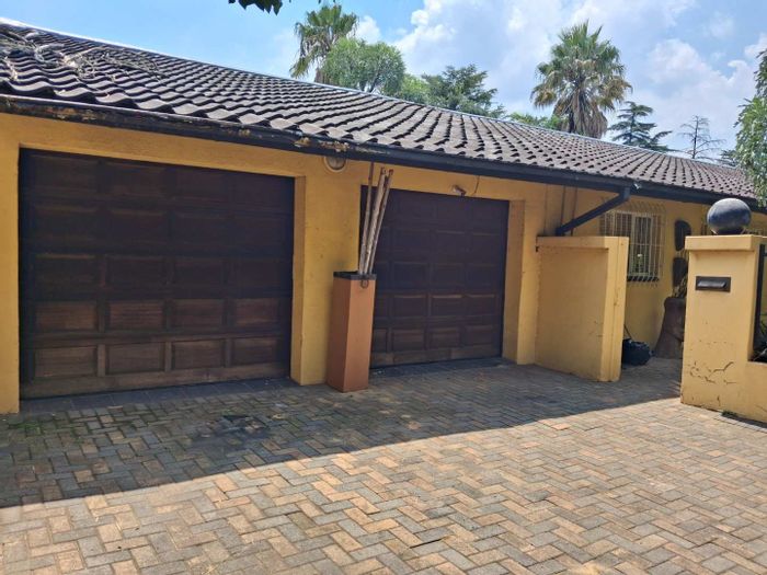 House for Sale in Vanderbijlpark South West 1: 3 beds, pool, entertainment room.