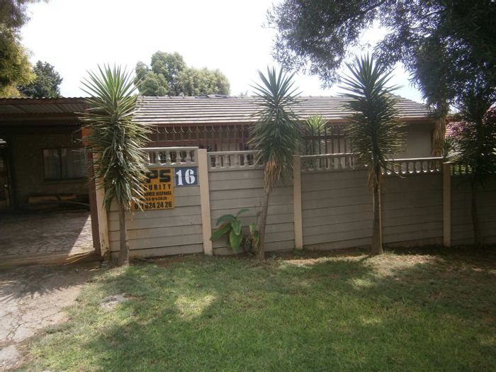 For Sale: 4-bed house in South Crest with pool, flat, and workshop.