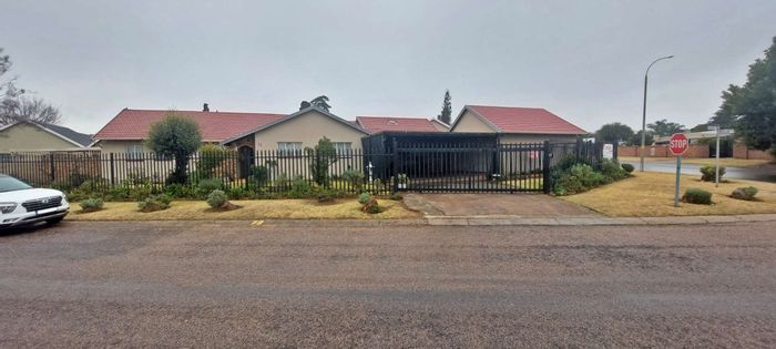 For Sale: Spacious Verwoerdpark House with Pool, Lapa, and Bachelor Flat.