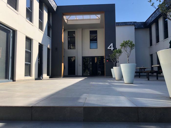 Office Suite 26 To Rent in Hyde Park: Meeting rooms, lounge areas, shared kitchen.