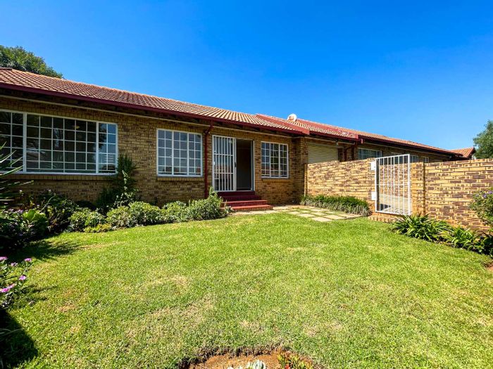 Newlands Townhouse To Rent: 2 bedrooms, private garden, garage, water included.
