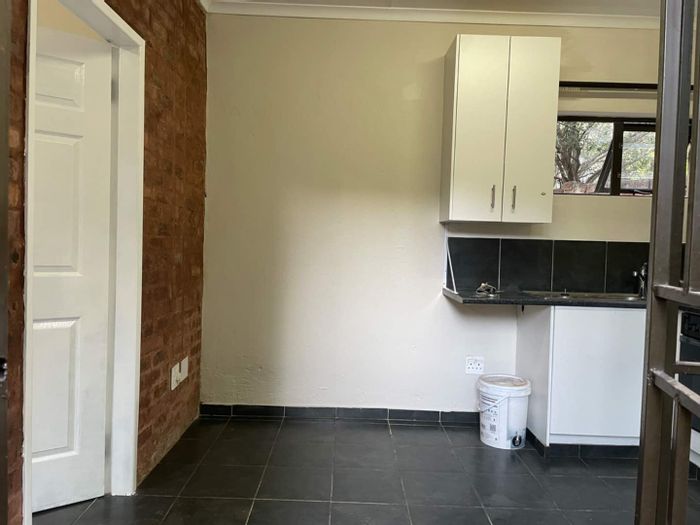 2 Bed, 2 Bath Cottage To Rent in Randpark Ridge with Wi-Fi and parking.