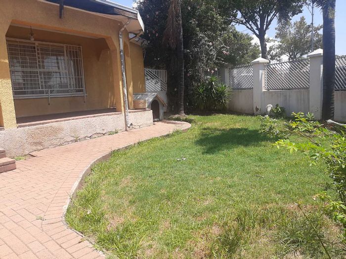 For Sale: House in The Hill with main house and 3 rental cottages.