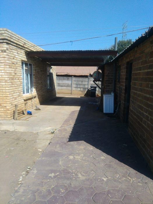 Eersterust House For Sale: Family home with garden cottage and spacious yard.