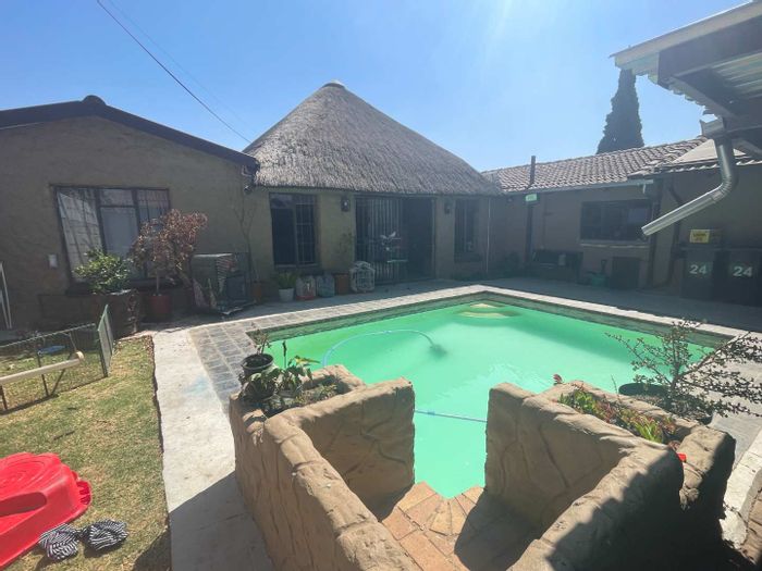 4-Bedroom House For Sale in Brakpan North with pool, lapa, and office space.