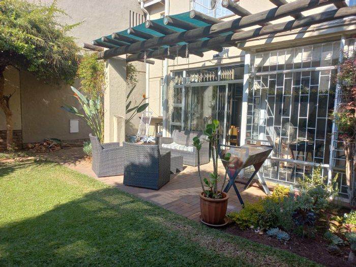 Townhouse For Sale in Murrayfield Ext 1: 3 beds, pool, garage, near schools.