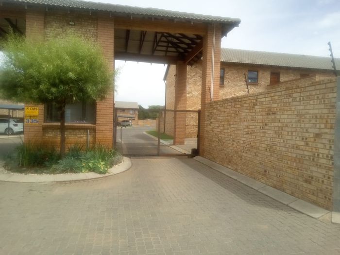 Benoni South Townhouse To Rent: 3 Bedrooms, pet-friendly, garage, garden, close to amenities.