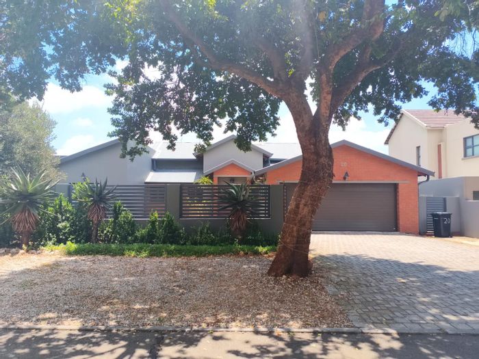 For Sale: House in Parkhaven with pool, clubhouse, and security features.