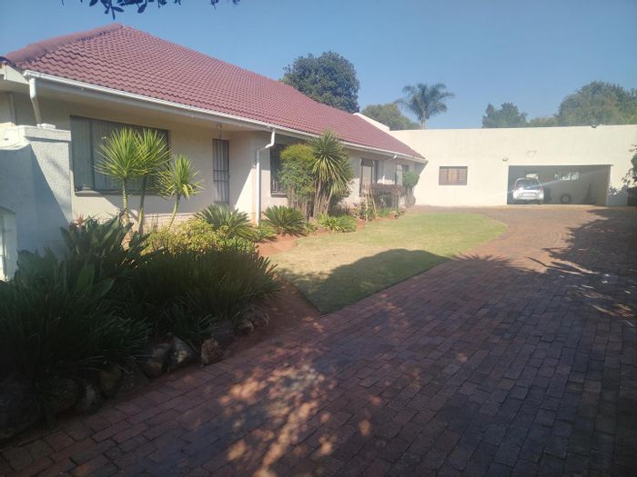 Spacious 5-bedroom house in Van Riebeeck Park, close to amenities, for sale.